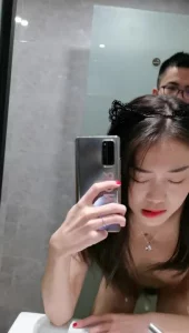 卫生间怼脸自拍