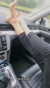 只发精品！户外车震做爱！全程淫语对白，车都要操翻了