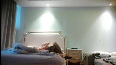 主人爆操18岁小太妹，淫语调教紧致小穴不停吸