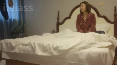 新婚少妇趁她老公不在家，约我去她新搬的婚房中做爱