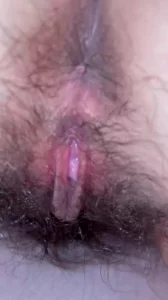 掰开老婆的逼给你们看 粉穴湿逼