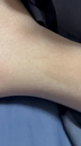 把肉丝母狗压在下面 拍丝袜小脚小骚穴 鸡巴插小嘴