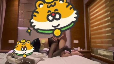 小奶狗无套后入长腿黑丝干妈！