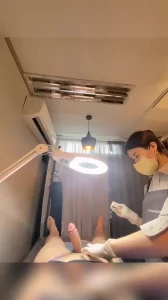 晚上就上床打炮内射（进群有偿约炮）